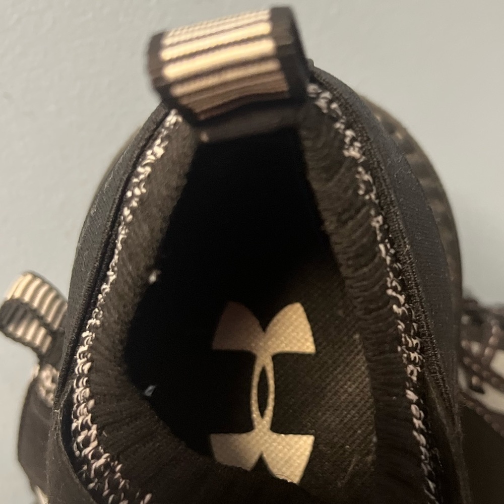 NWOT Under Armour Womans Sneakers size 5 in Pristine Condition!!